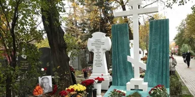 На Новодевичьем кладбище открыли памятник театральному режиссеру Марку Захарову