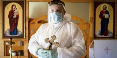 Во время эпидемии московские священники круглосуточно причащают больных 