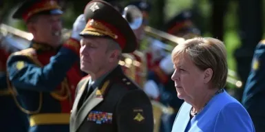 Ангела Меркель возложила цветы к Могиле Неизвестного Солдата в Москве