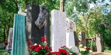 Георгию Данелии установили памятник на Новодевичьем кладбище в Москве