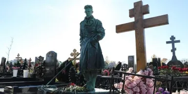 Памятник Эдуарду Лимонову открыли на Троекуровском кладбище