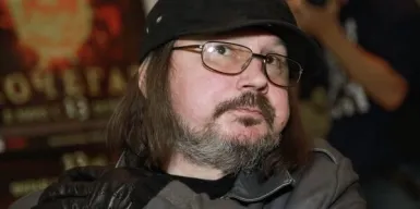 На Смоленском кладбище Петербурга установили памятник Алексею Балабанову