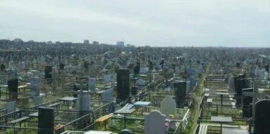 Ростовчанам запретили въезд на кладбища со своими оградками и памятниками