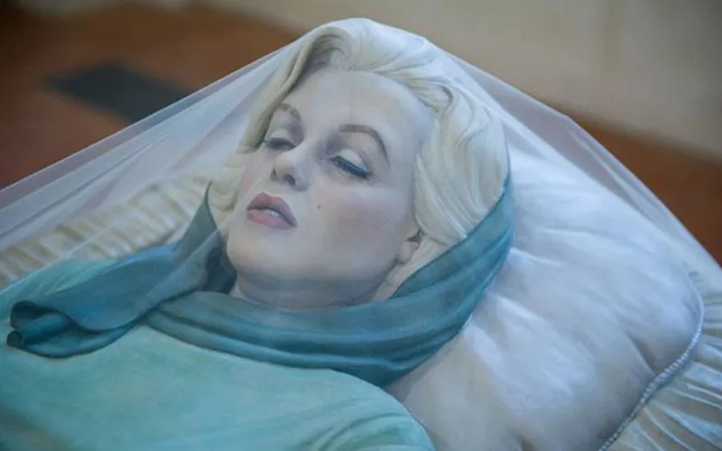 Гиперреалистичная скульптура Мэрлин Монро в гробу