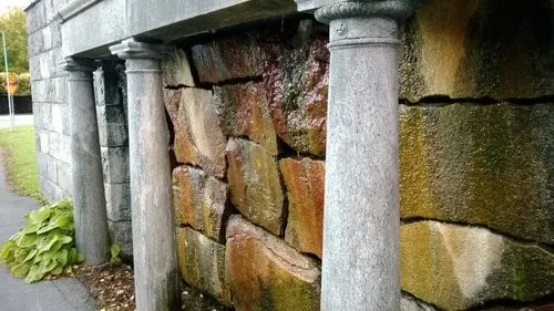 Фонтан, бьющий прямо из стены кладбища