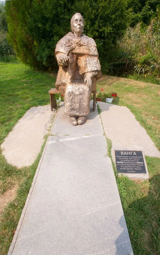 Памятник Ванге