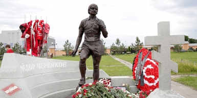 На Троекуровском кладбище Москвы установлен памятник футболисту Федору Черенкову