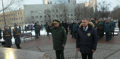 Министр обороны и глава МЧС возложили цветы к памятнику спасателям