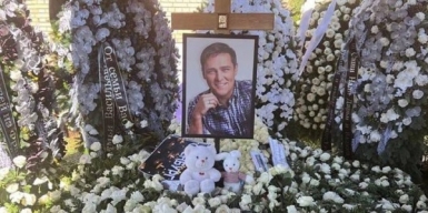 Могилу Юрия Шатунова поставили под охрану из-за буйства фанатов