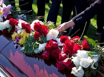 Можно ли использовать красный цвет вместе с темно-серым на похоронах