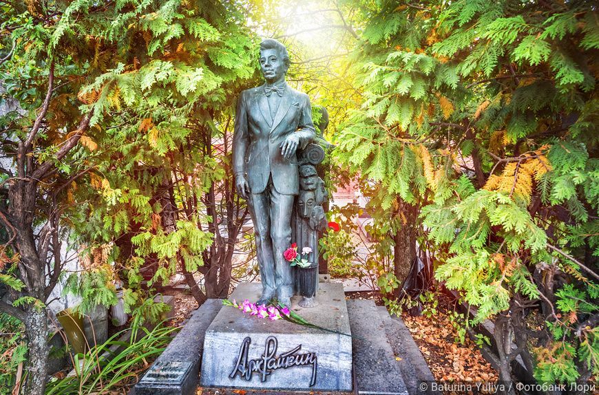 Могилу Аркадия Райкина показали спустя 33 года после смерти артиста Дзен