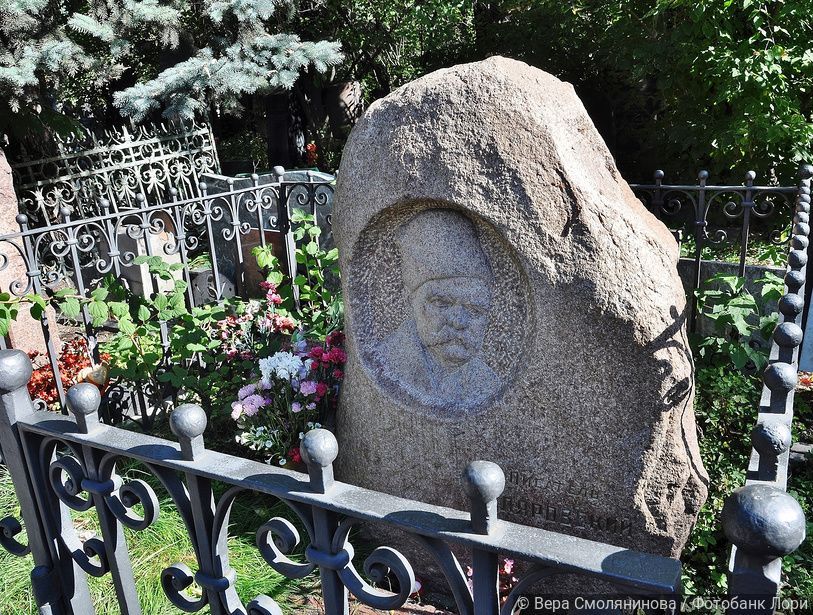 Надгробные памятники писателям на кладбищах Москвы