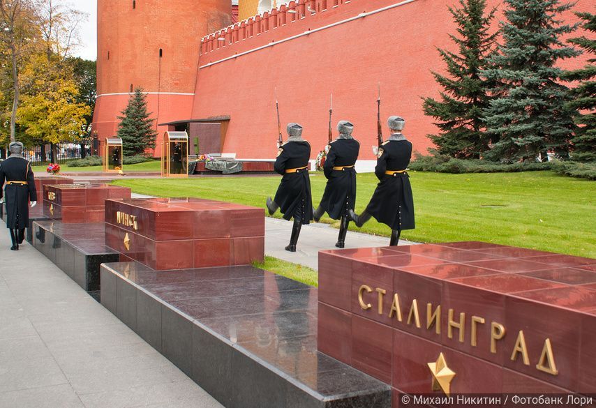 Могилы знаменитостей у Кремлевской стены