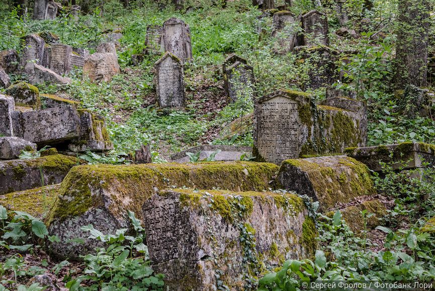 Старое еврейское кладбище в селе Адзкури (Грузия)