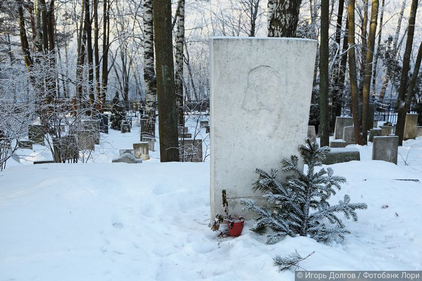 Могила Пастернака на Переделкинском кладбище в Москве