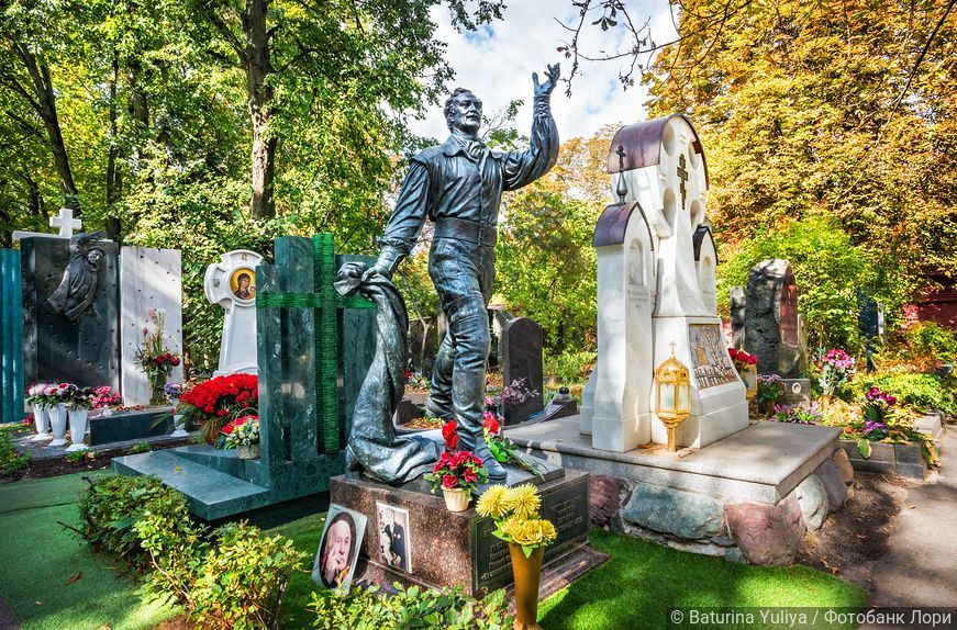 Пять самых красивых памятников на Новодевичьем кладбище