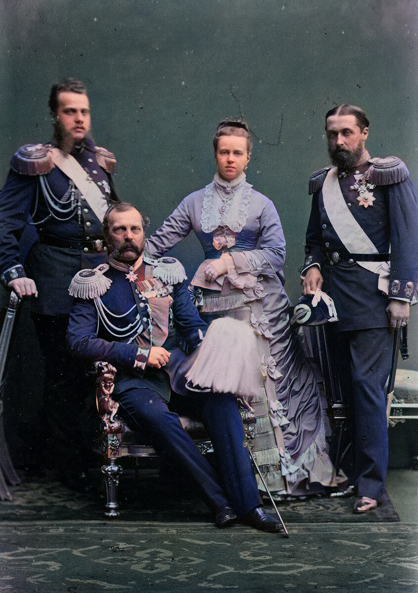 Александр II, великая княгиня Мария Александровна, великий князь Алексей Александрович и принц Альфред Саксен-Кобург-Готский — герцог Эдинбургский, граф Ольстерский и Кентский. 1873 год, фото в цвете