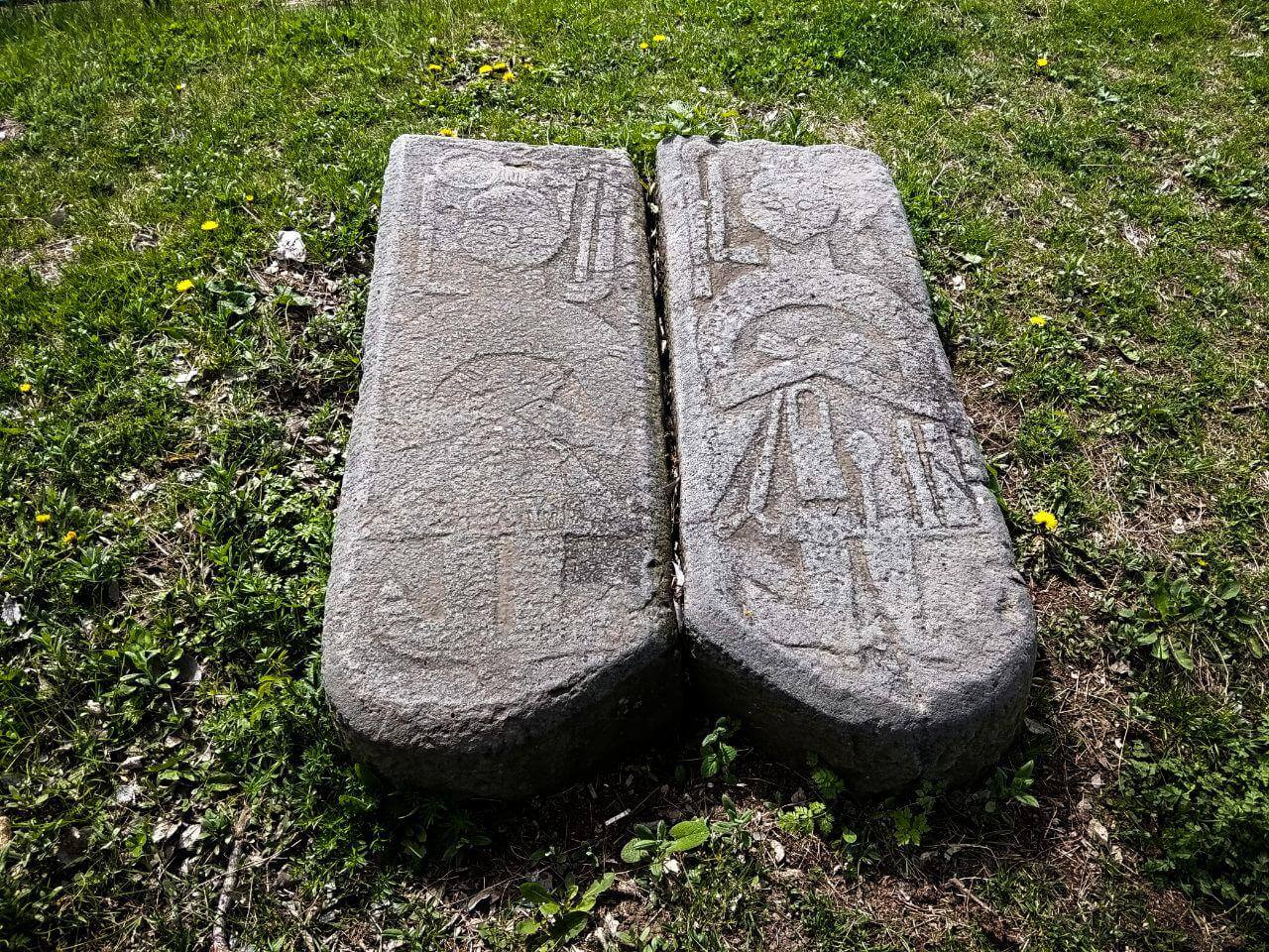 Символы на могилах армян