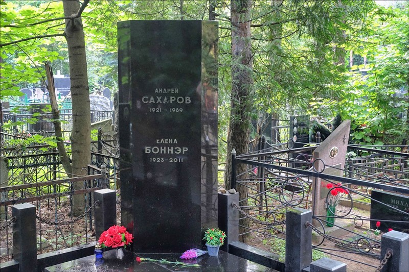 Памятник кобзону на востряковском кладбище фото
