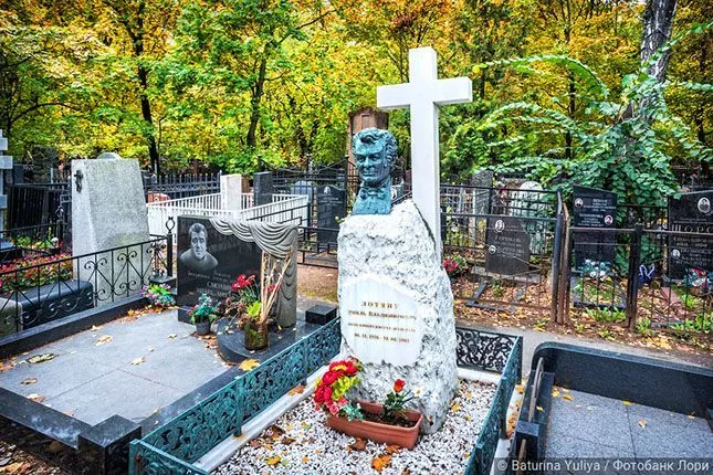 Чем лучше покрыть землю на кладбище?